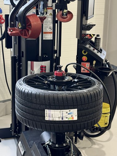 Komplett hjul pumpas upp till angivet lufttryck